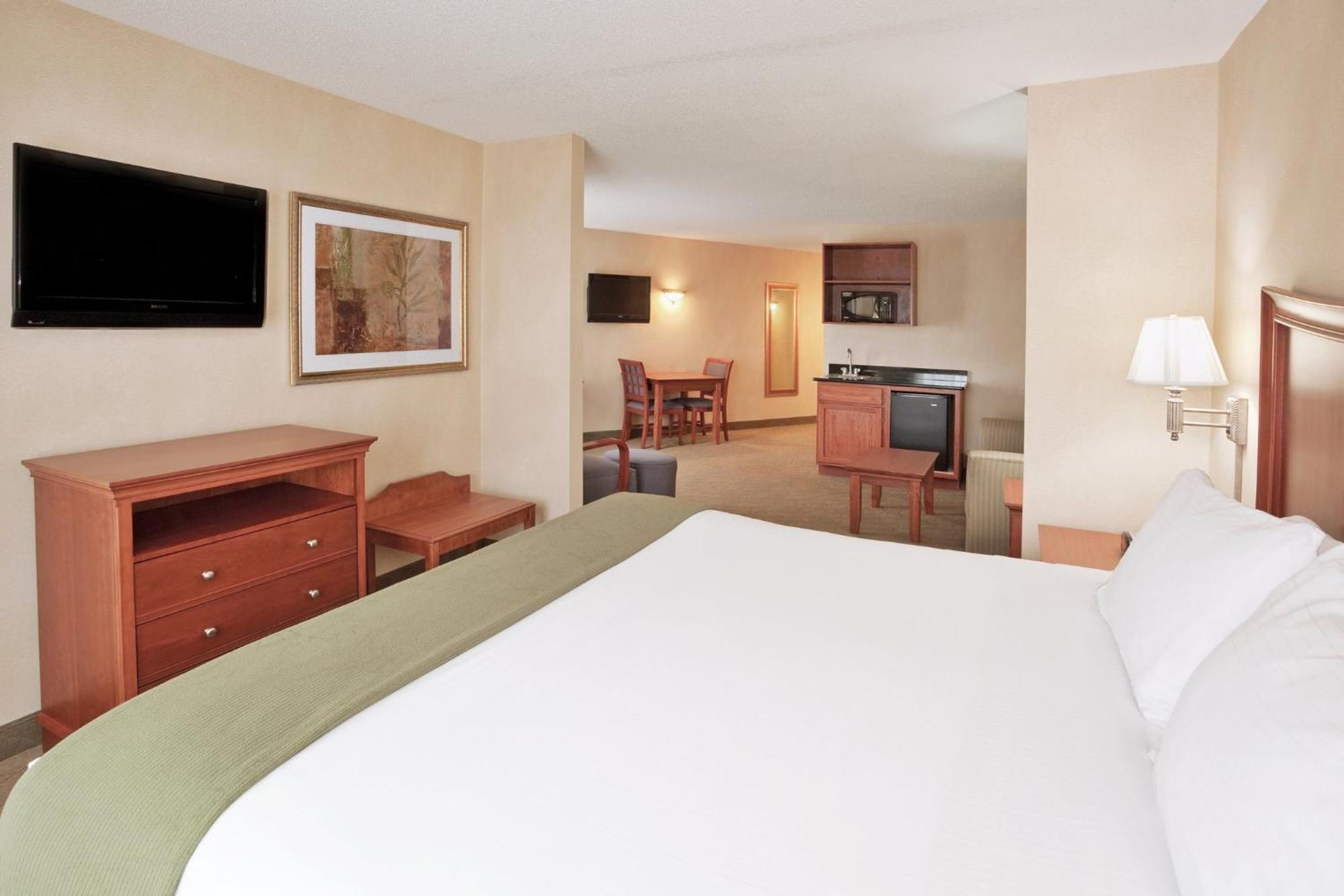 Holiday Inn Express Hotel & Suites Auburn Hills By Ihg Exterior photo
